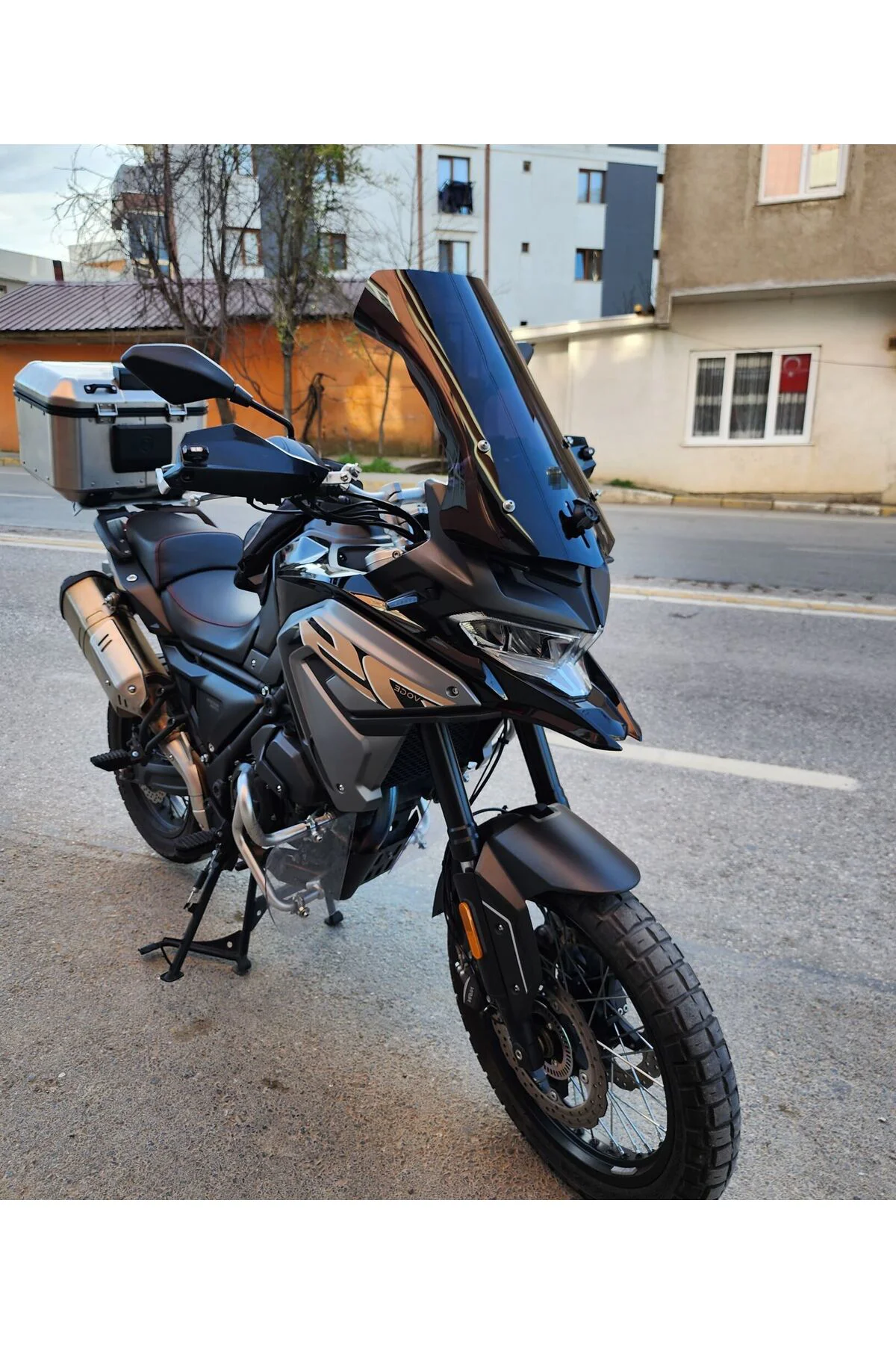 Voge DSX 650 Ön Cam 2022-2026 Model 55cm Siyah Renkli 4mm KISA