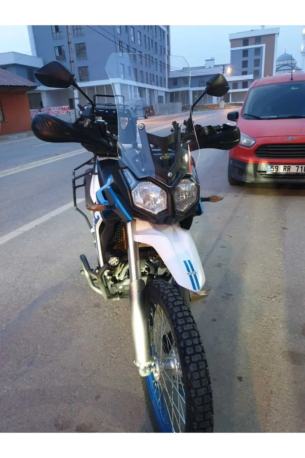 Voge Rally 250 Ön Cam 2022-2025 Model 51cm Şeffaf Renkli 4mm Voge Rally 250 Ön Cam 2022-2025 Model 51cm Şeffaf Renkli 4mm