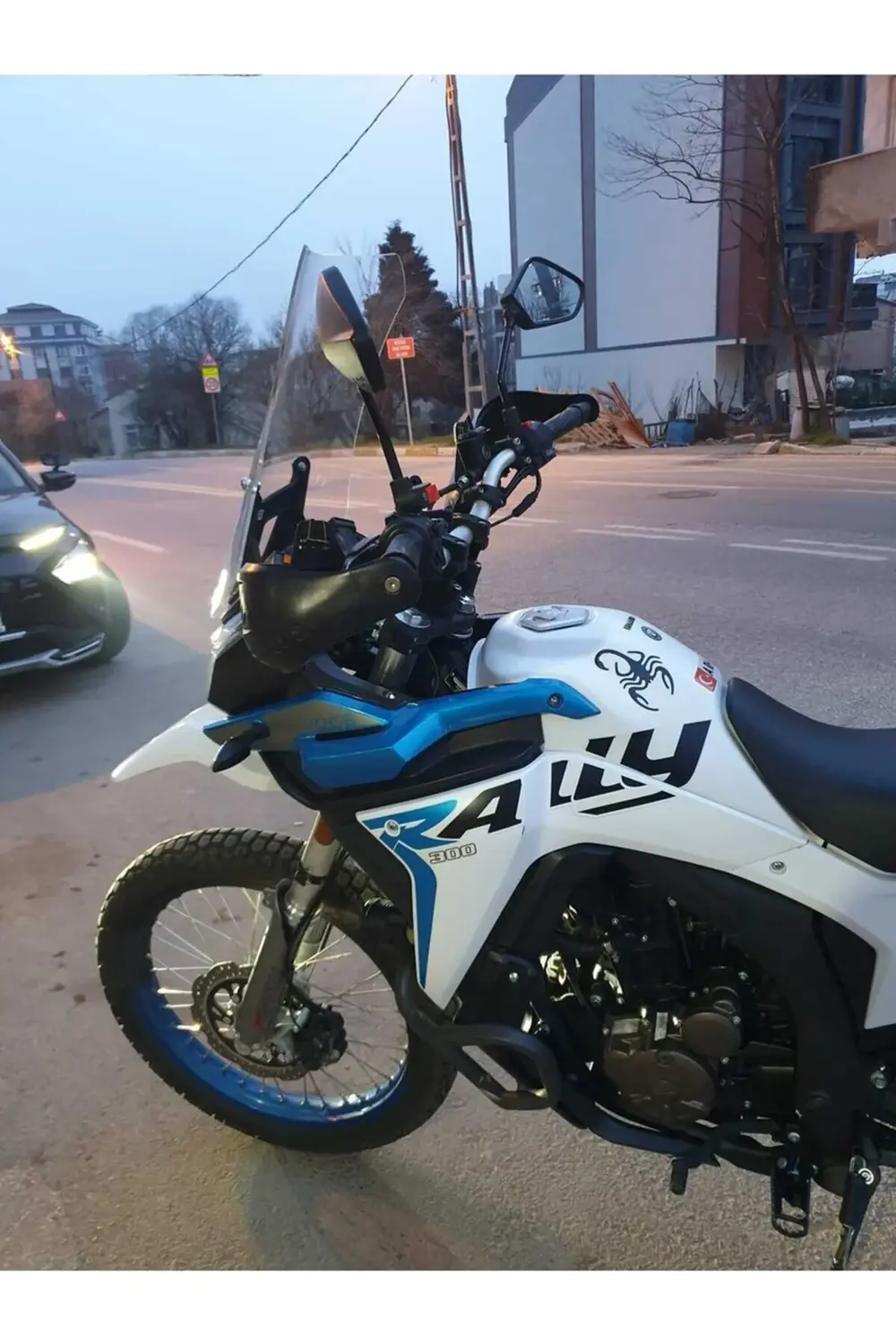 Voge Rally 250 Ön Cam 2022-2025 Model 51cm Şeffaf Renkli 4mm Voge Rally 250 Ön Cam 2022-2025 Model 51cm Şeffaf Renkli 4mm