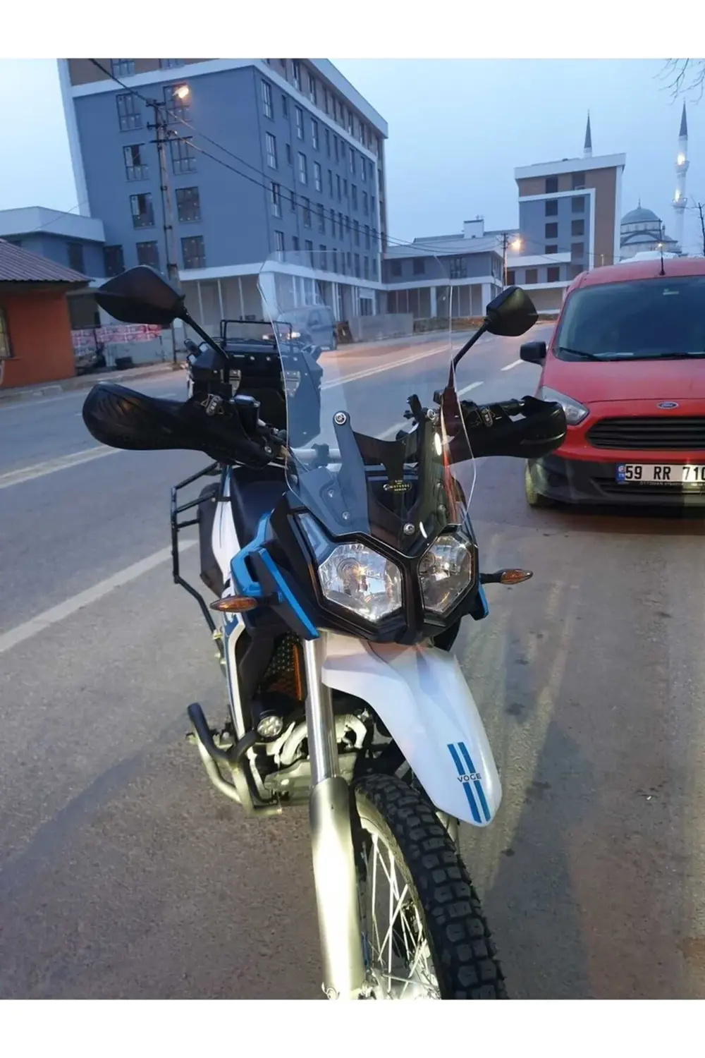 Voge Rally 250 Ön Cam 2022-2025 Model 51cm Şeffaf Renkli 4mm Voge Rally 250 Ön Cam 2022-2025 Model 51cm Şeffaf Renkli 4mm