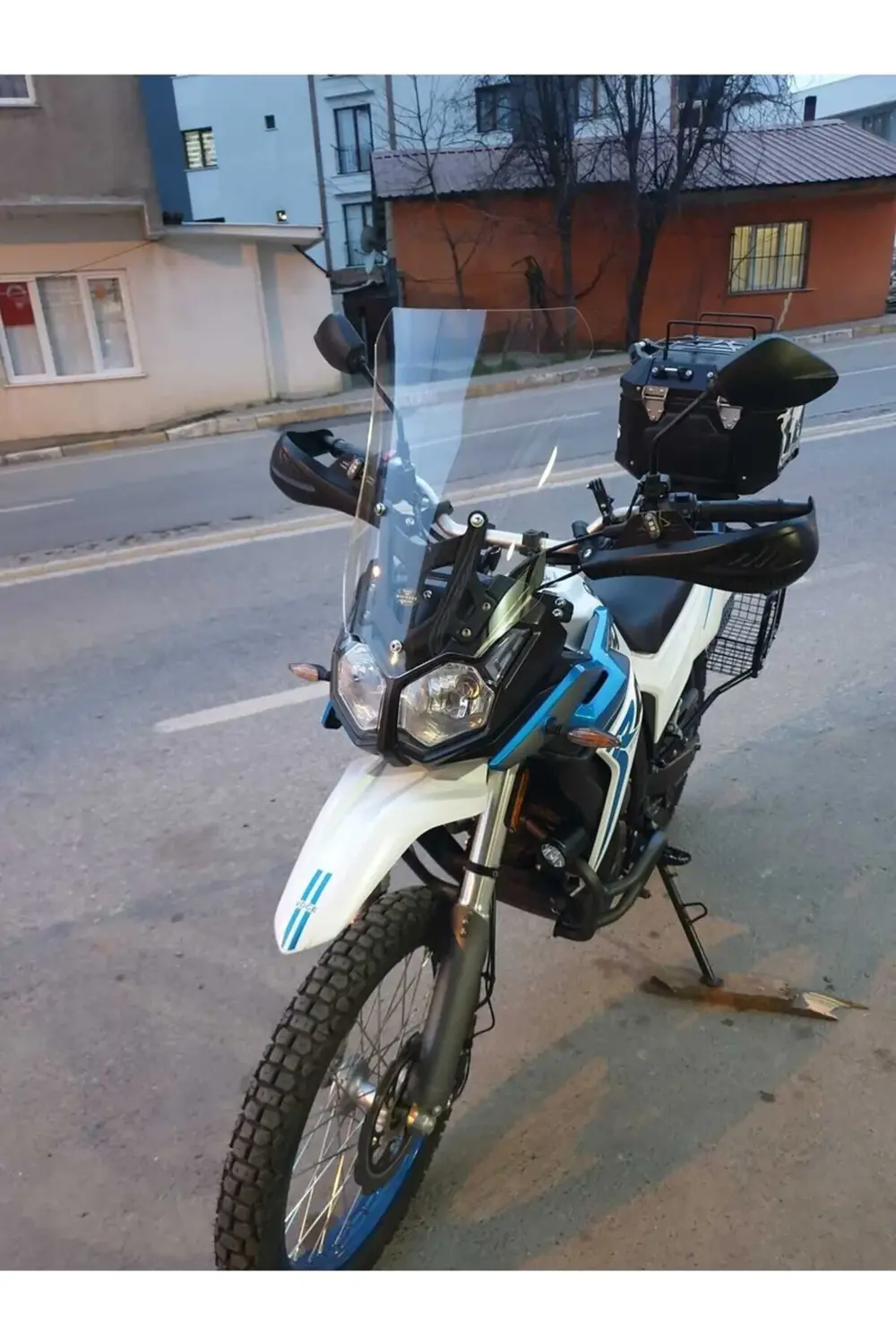 Voge Rally 250 Ön Cam 2022-2025 Model 51cm Şeffaf Renkli 4mm Voge Rally 250 Ön Cam 2022-2025 Model 51cm Şeffaf Renkli 4mm