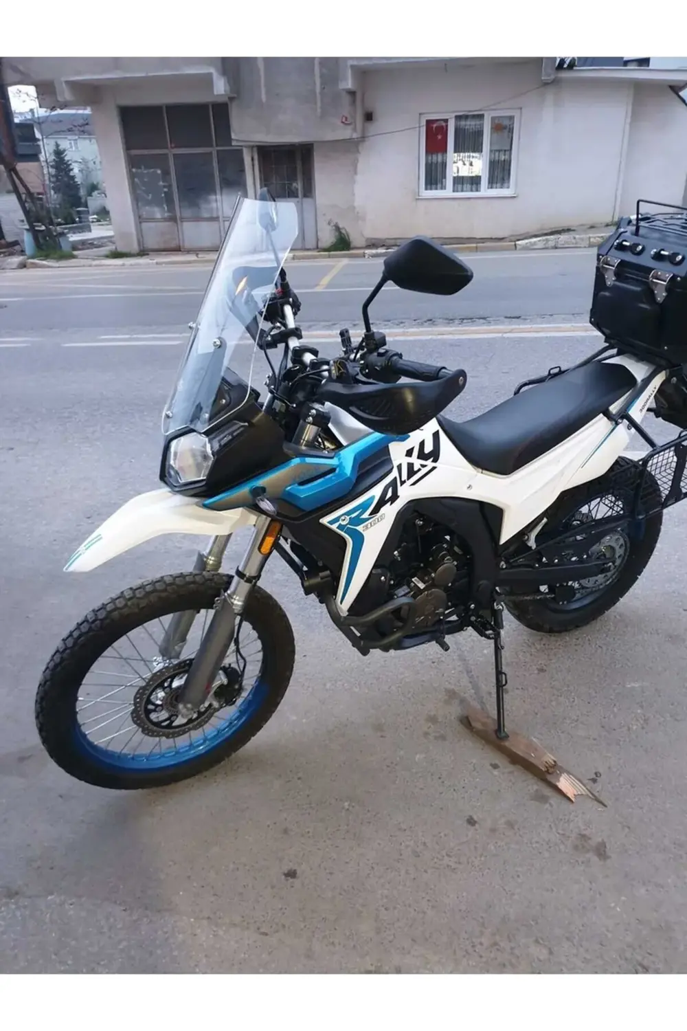 Voge Rally 250 Ön Cam 2022-2025 Model 51cm Şeffaf Renkli 4mm Voge Rally 250 Ön Cam 2022-2025 Model 51cm Şeffaf Renkli 4mm