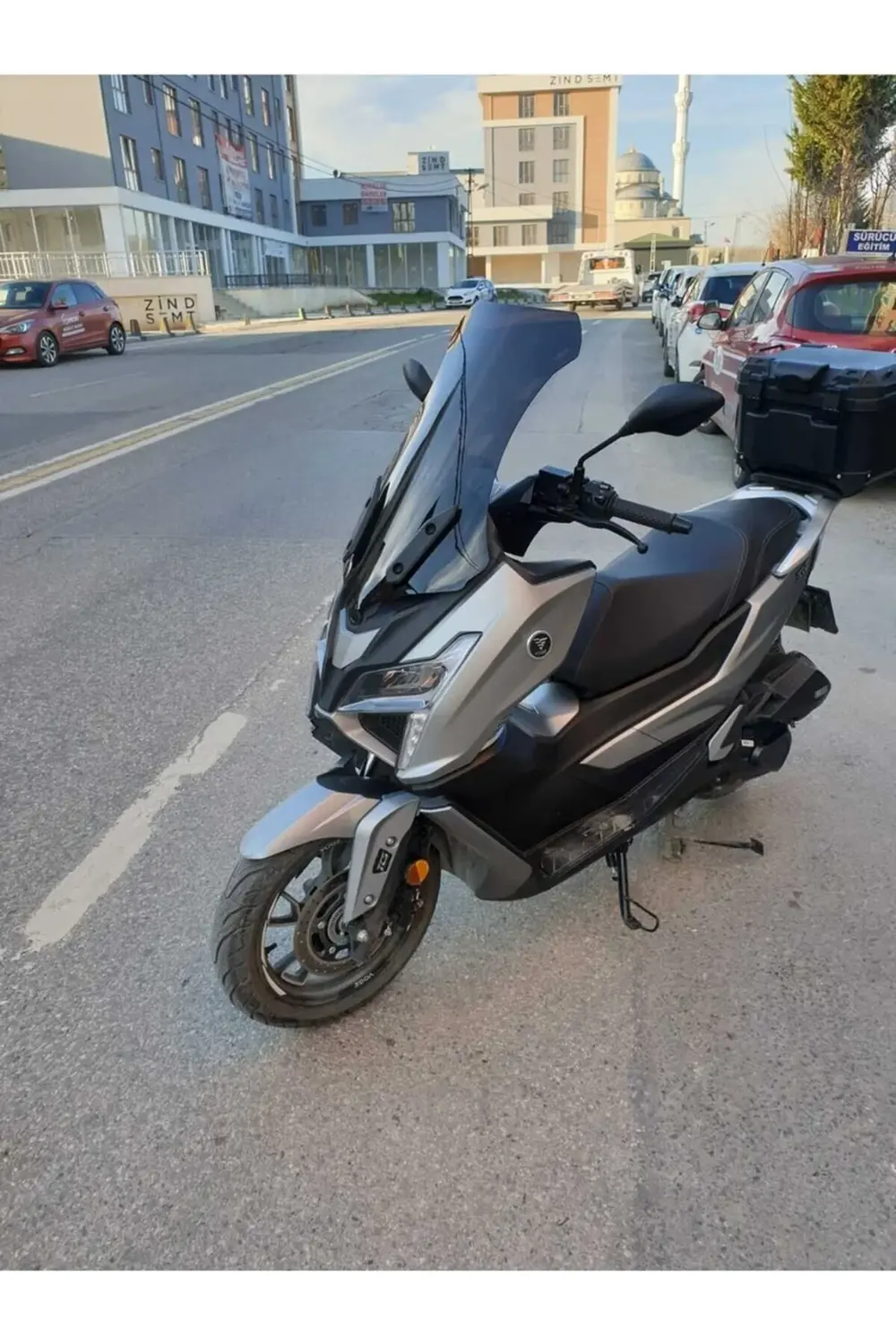 Voge SR1 Ön Cam 2023-2025 Model 62cm Siyah Renkli 4mm ORTA BOYLU