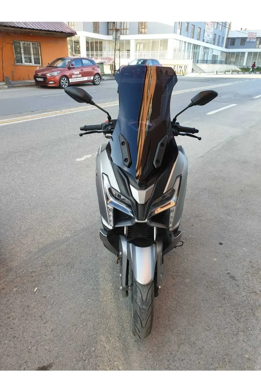 Voge SR1 Ön Cam 2023-2025 Model 62cm Siyah Renkli 4mm ORTA BOYLU