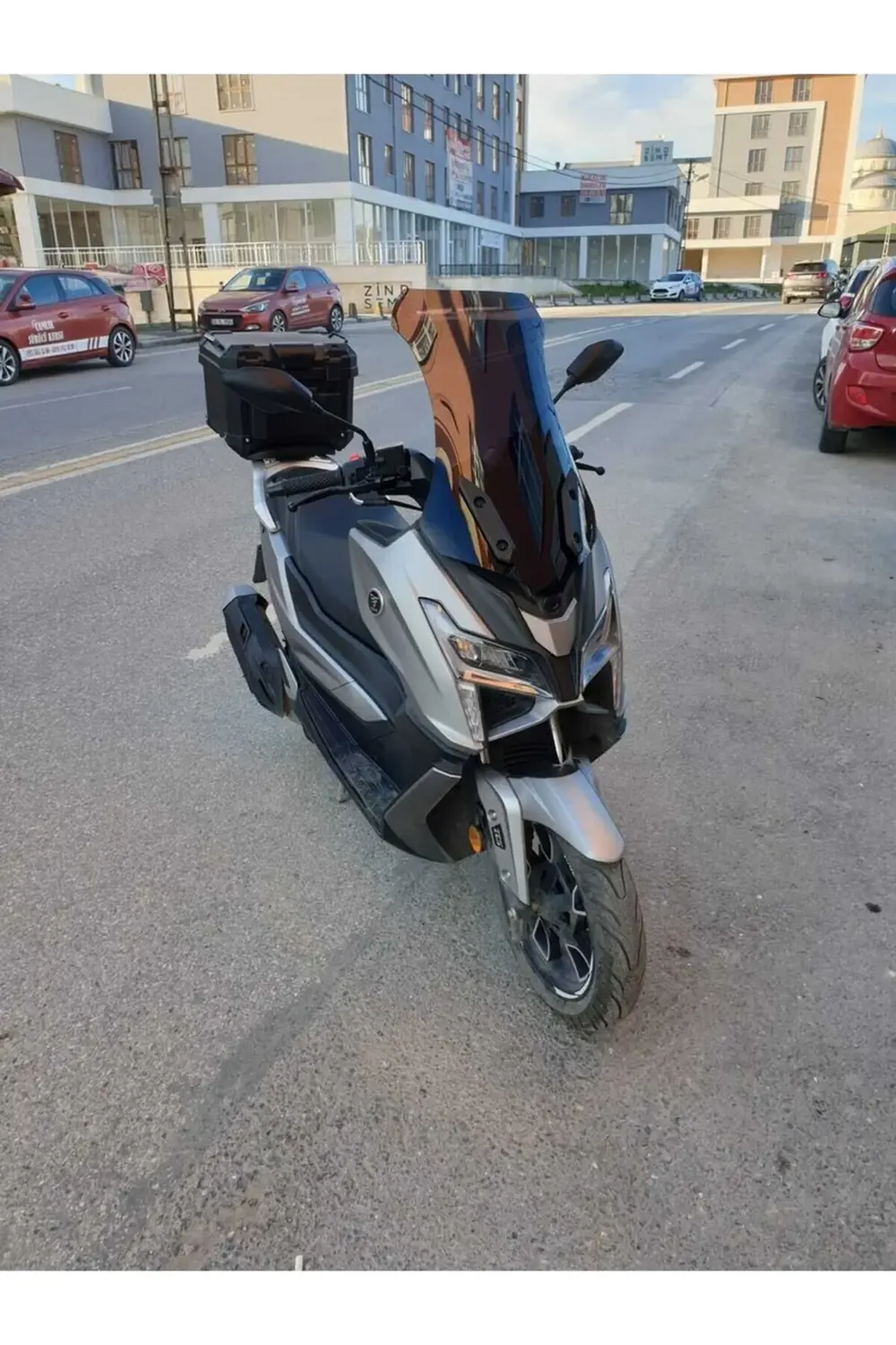 Voge SR1 Ön Cam 2023-2025 Model 62cm Siyah Renkli 4mm ORTA BOYLU