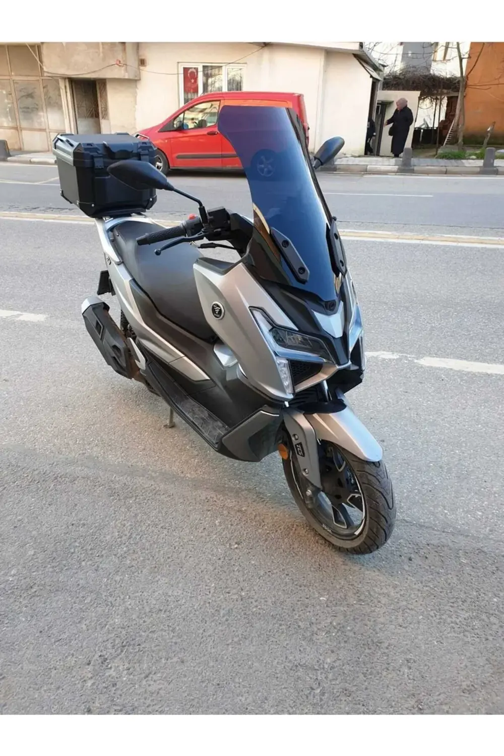 Voge SR1 Ön Cam 2023-2025 Model 62cm Siyah Renkli 4mm ORTA BOYLU