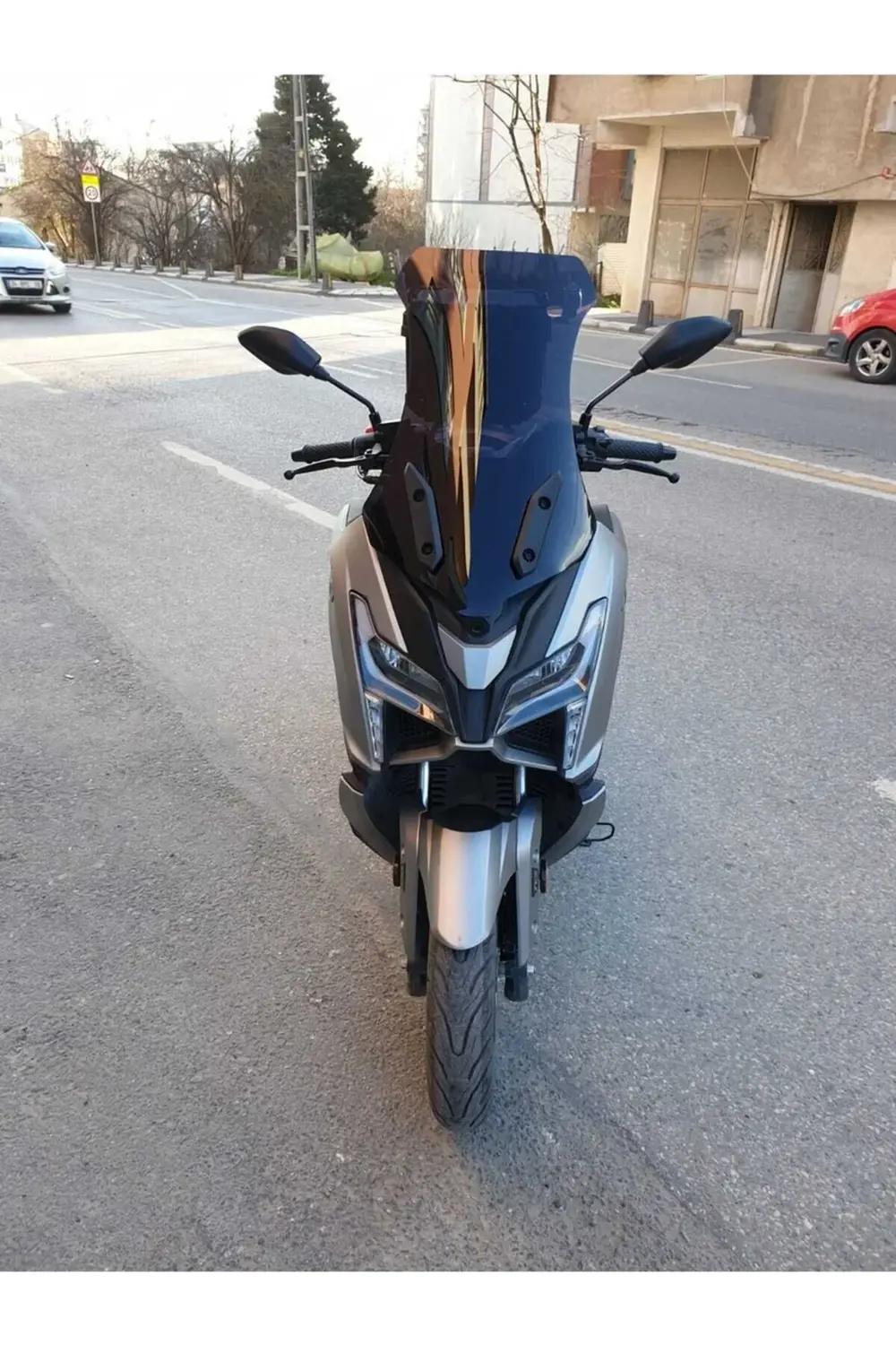 Voge SR1 Ön Cam 2023-2025 Model 62cm Siyah Renkli 4mm ORTA BOYLU