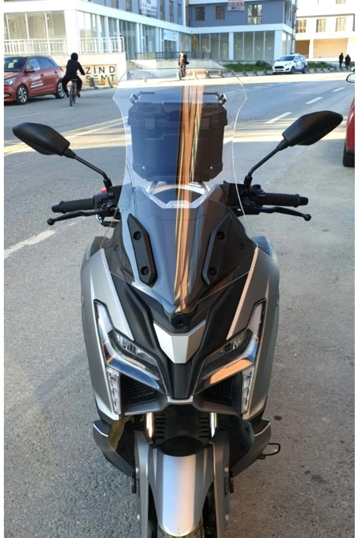 Voge SR1 Ön Cam 2023-2026 Model 62cm Şeffaf Renkli 4mm ORTA BOYLU