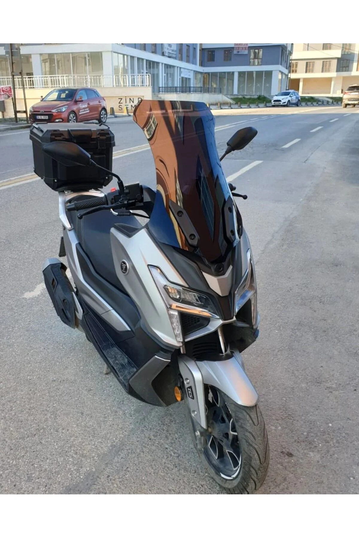 Voge SR1 Ön Cam 2023-2026 Model 62cm Siyah Renkli 4mm ORTA BOYLU