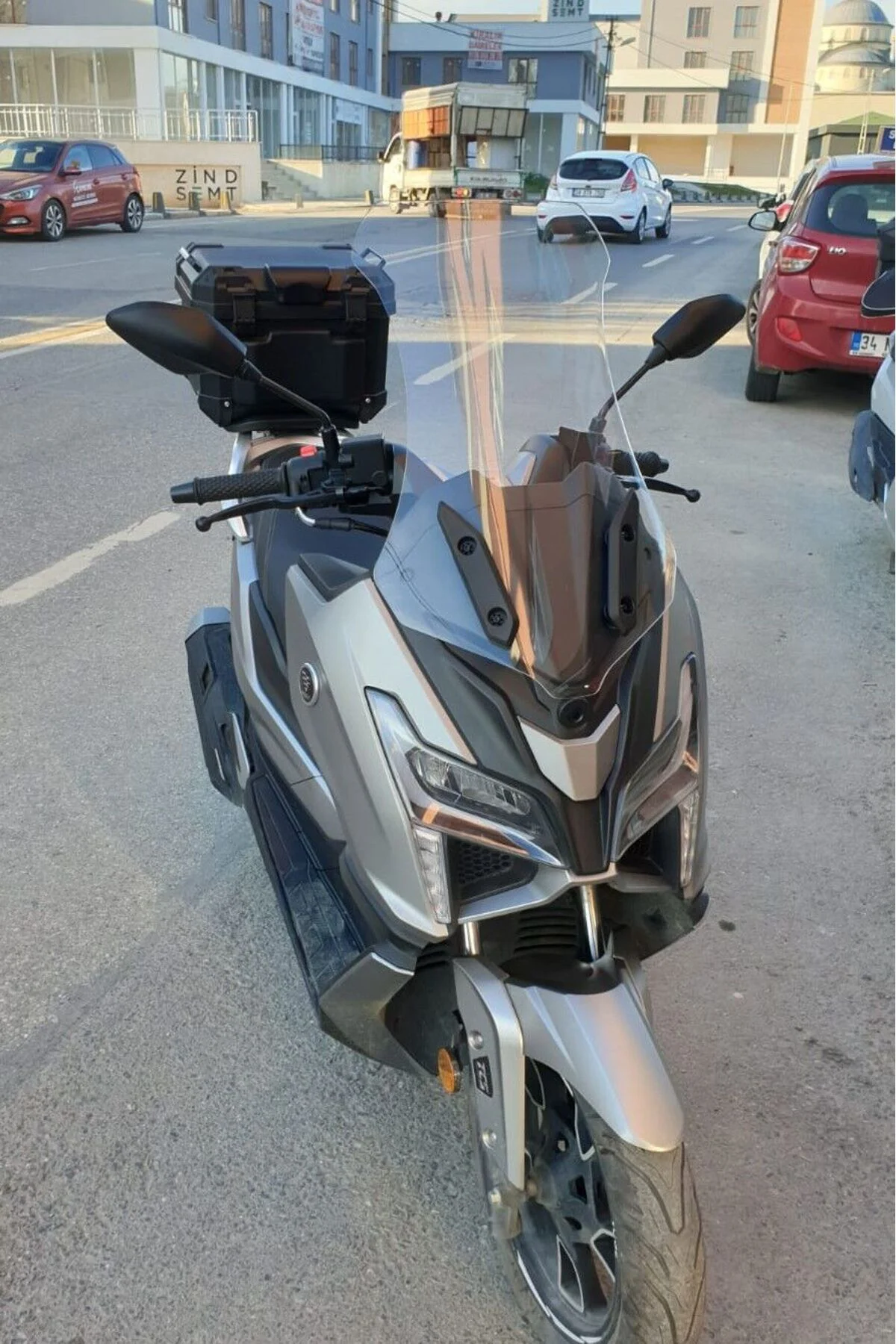 Voge SR1 Ön Cam 2023-2026 Model 62cm Şeffaf Renkli 4mm ORTA BOYLU