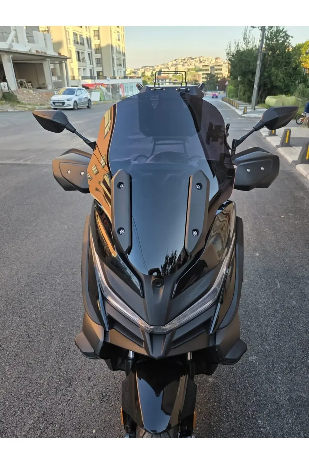 Voge SR4 Ön Cam 2022-2025 Model 54cm Siyah Renkli 4mm ORİJİNAL BO