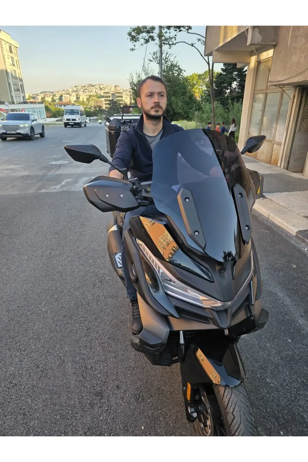 Voge SR4 Ön Cam 2022-2025 Model 54cm Siyah Renkli 4mm ORİJİNAL BO