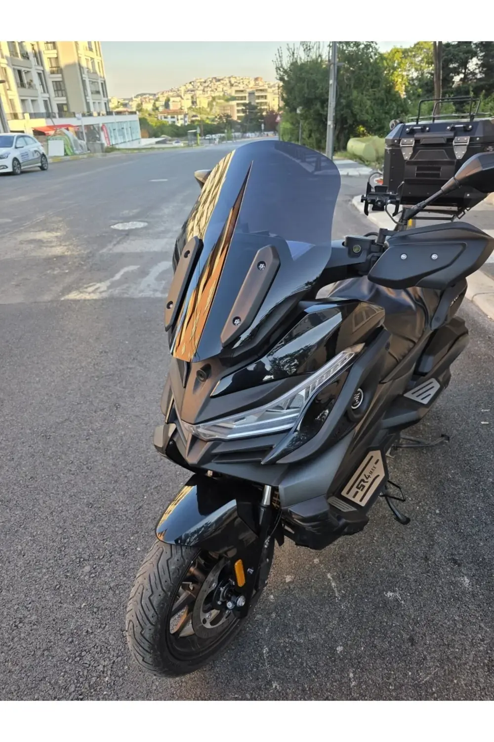 Voge SR4 Ön Cam 2022-2025 Model 54cm Siyah Renkli 4mm ORİJİNAL BO