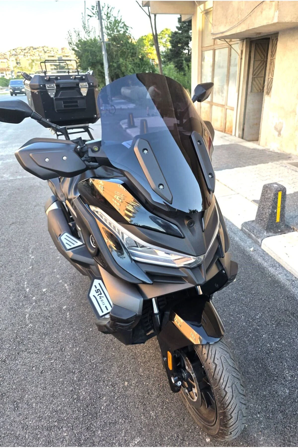Voge SR4 Ön Cam 2022-2026 Model 54cm Siyah Renkli 4mm ORİJİNAL BOYLU