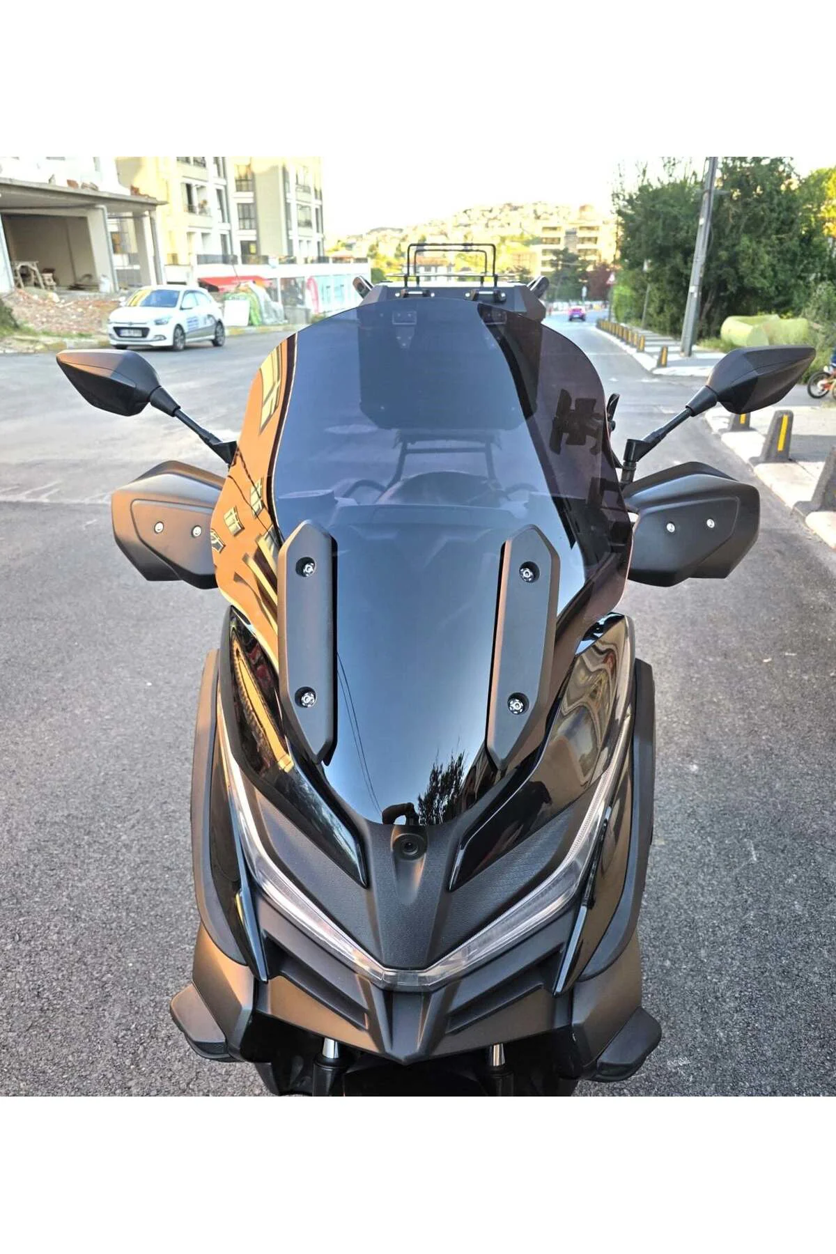 Voge SR4 Ön Cam 2022-2026 Model 54cm Siyah Renkli 4mm ORİJİNAL BOYLU