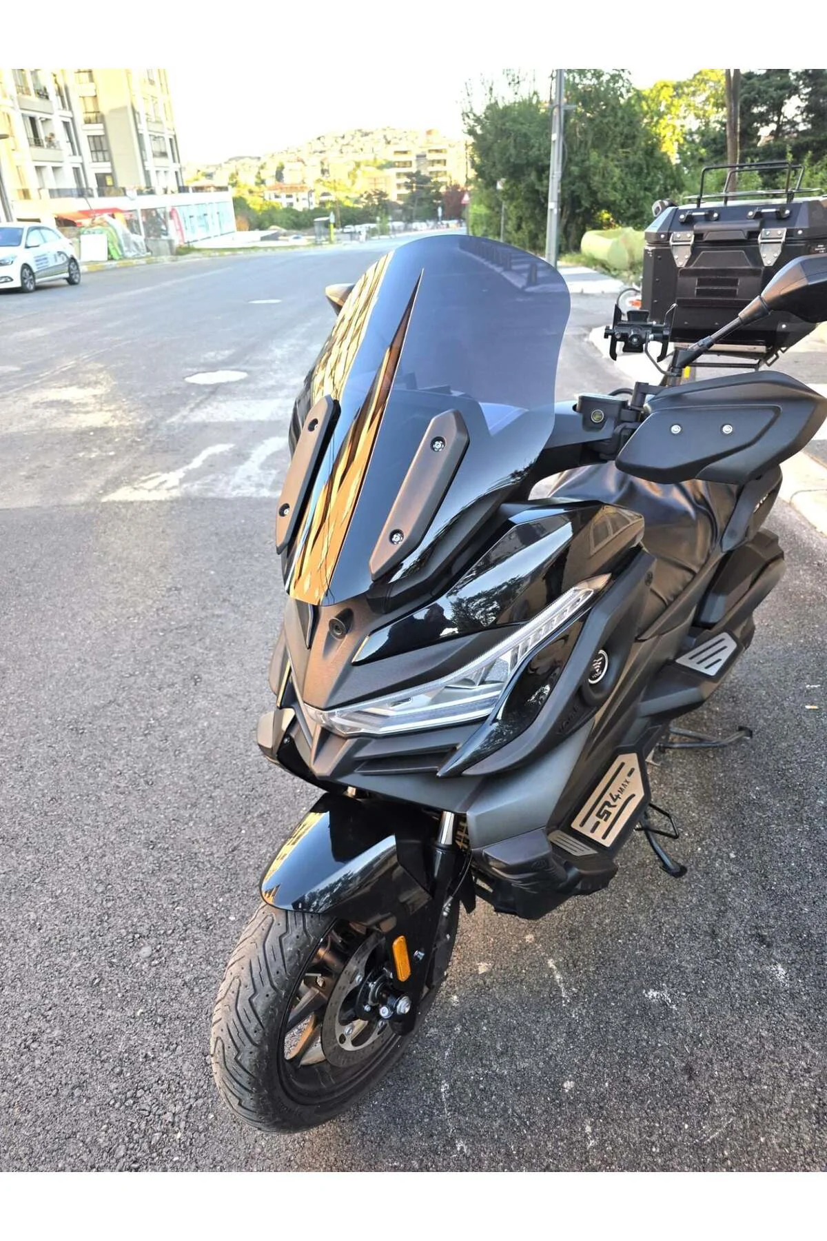 Voge SR4 Ön Cam 2022-2026 Model 54cm Siyah Renkli 4mm ORİJİNAL BOYLU
