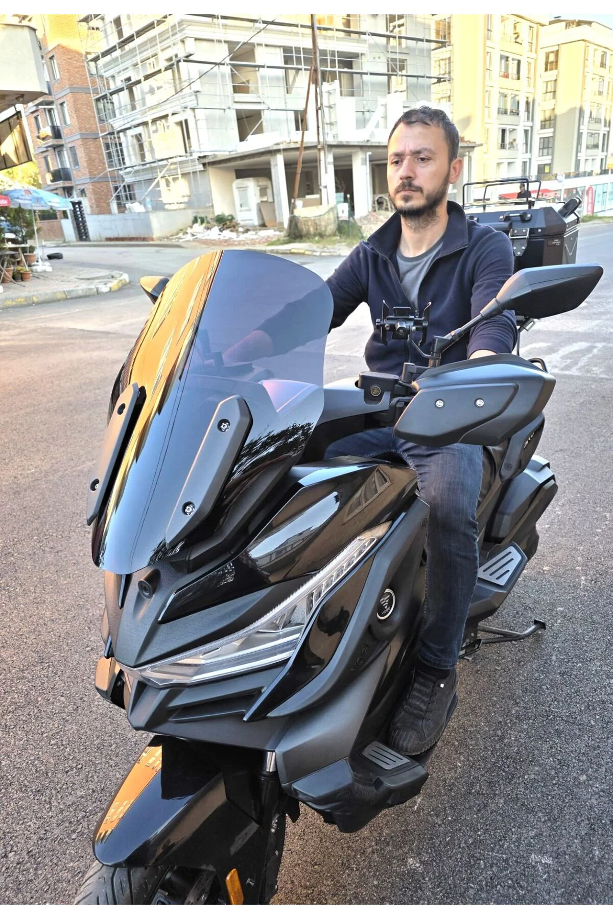 Voge SR4 Ön Cam 2022-2026 Model 54cm Siyah Renkli 4mm ORİJİNAL BOYLU