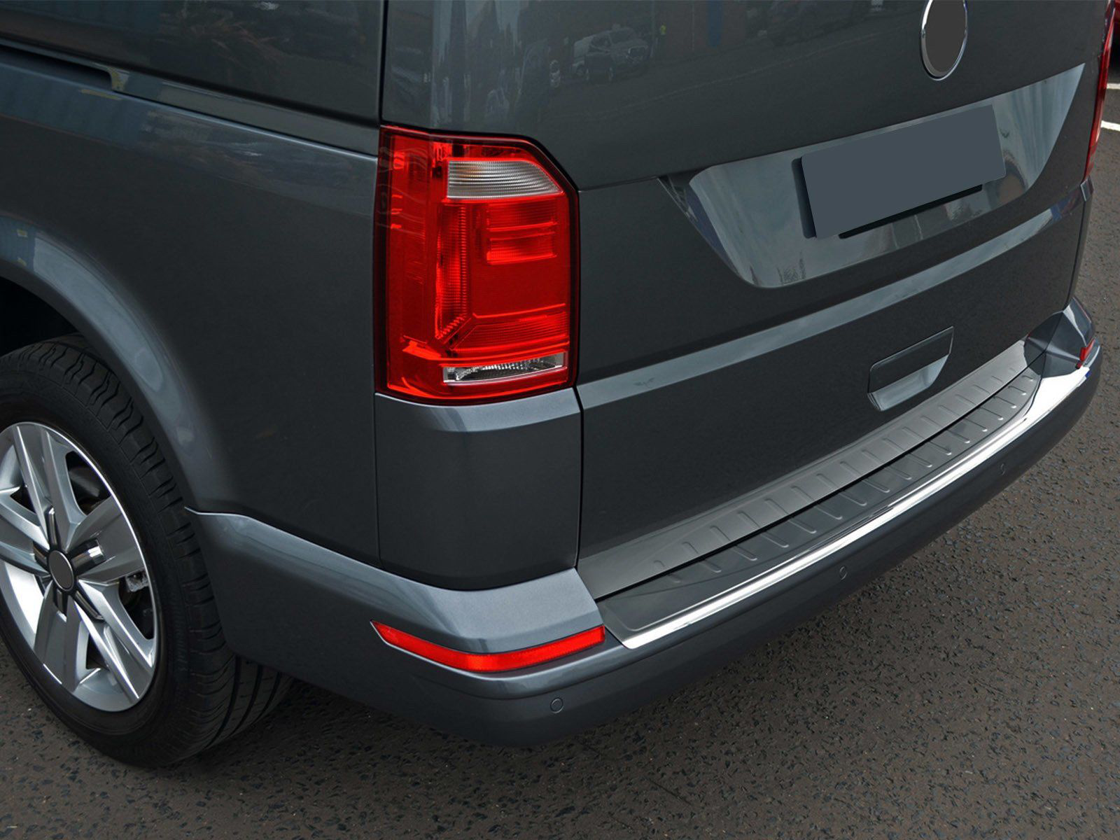 Volkswagen T6 Uyumlu Transporter Krom Arka Tampon Eşiği 2015 Üzer Volkswagen T6 Uyumlu Transporter Krom Arka Tampon Eşiği 2015 Üzer