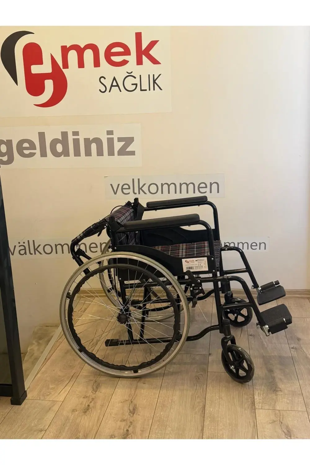 Wipperman marka Katlanabilir Refakatçi Frenli Manuel Tekerlekli S