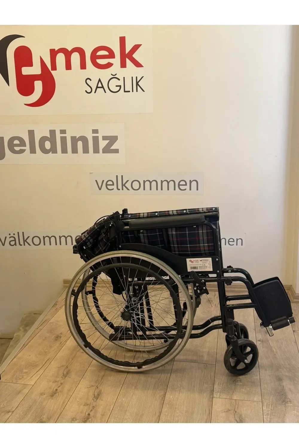 Wipperman marka Katlanabilir Refakatçi Frenli Manuel Tekerlekli S