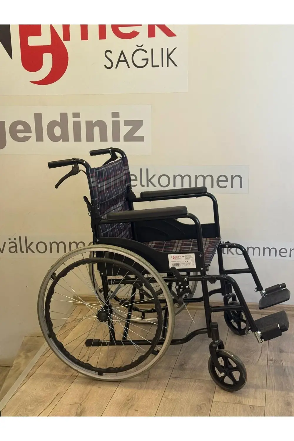 Wipperman marka Katlanabilir Refakatçi Frenli Manuel Tekerlekli S