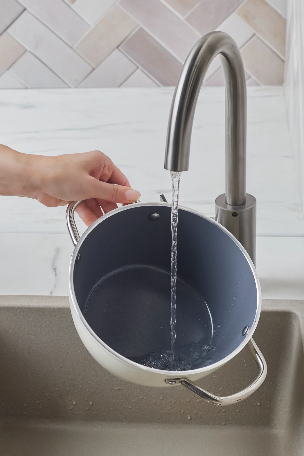 x Refika Swiss Crystal Metal Kulplu 0 Yağ İle Yanmaz Yapışmaz 7 Parça Tencere ve Tava Seti