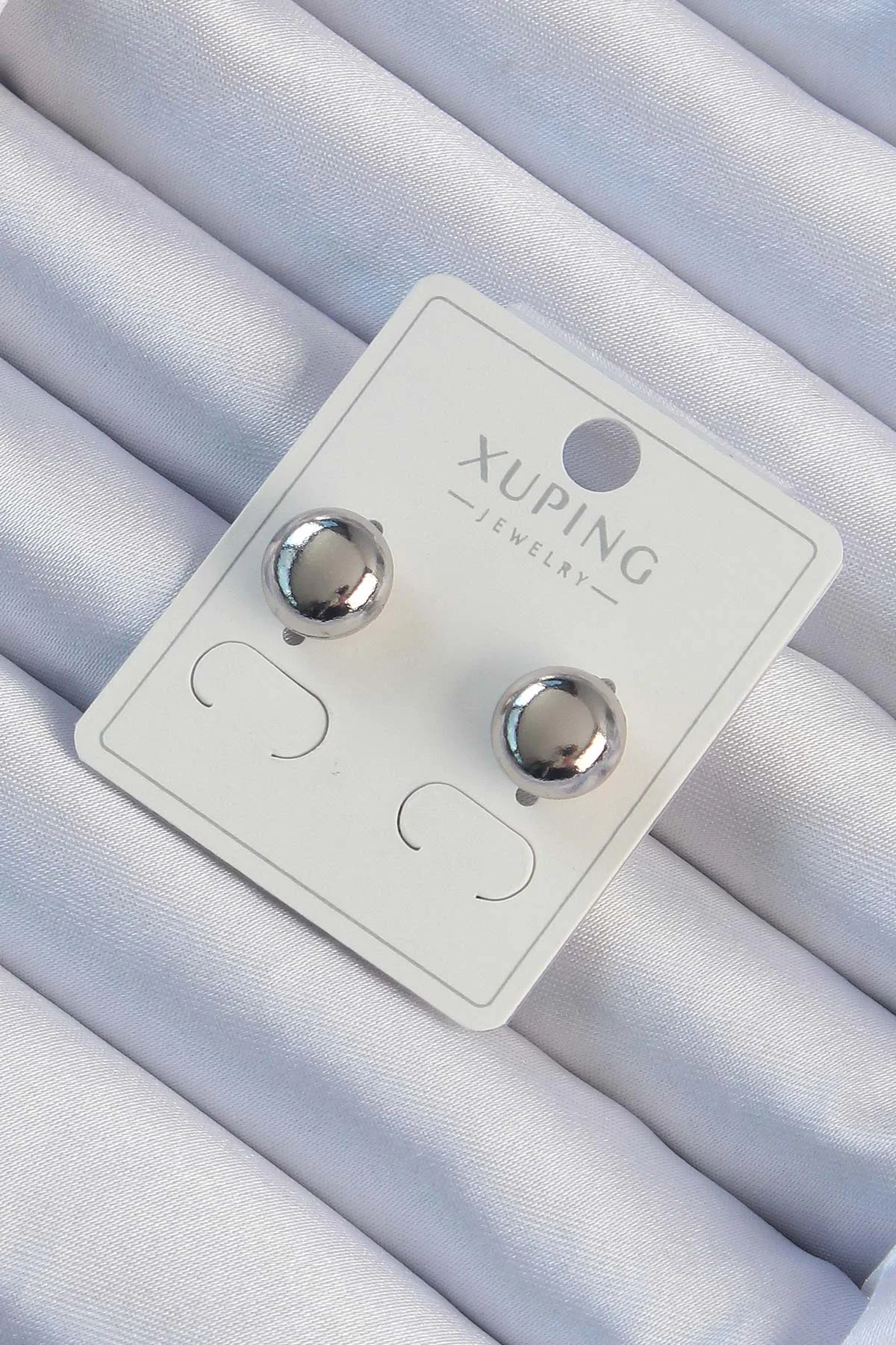 Xuping Gümüş Renk Minimal Bombeli Oval Küpe 5886 - Zarif ve Şık Aksesuar