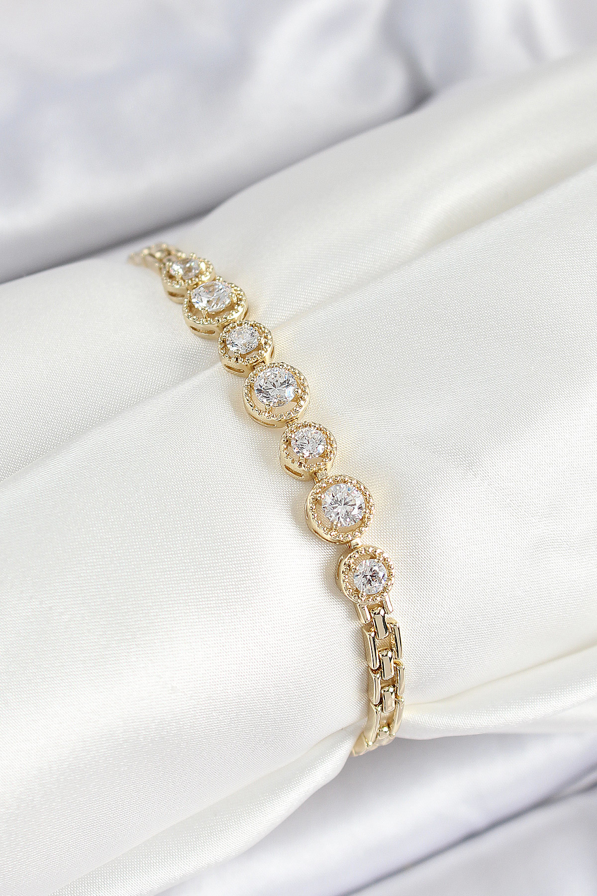 Xuping Pirinç Sıralı Daire Baget Model Gold Renk Kadın Bileklik -
