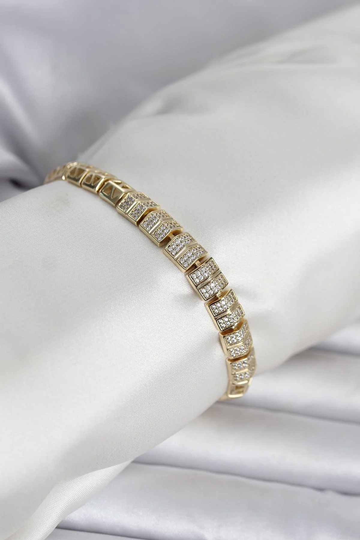 Xuping Zirkon Taşlı Gold Renk Kadın Bileklik 5886 - Şık ve Klasik Abiye Takıları