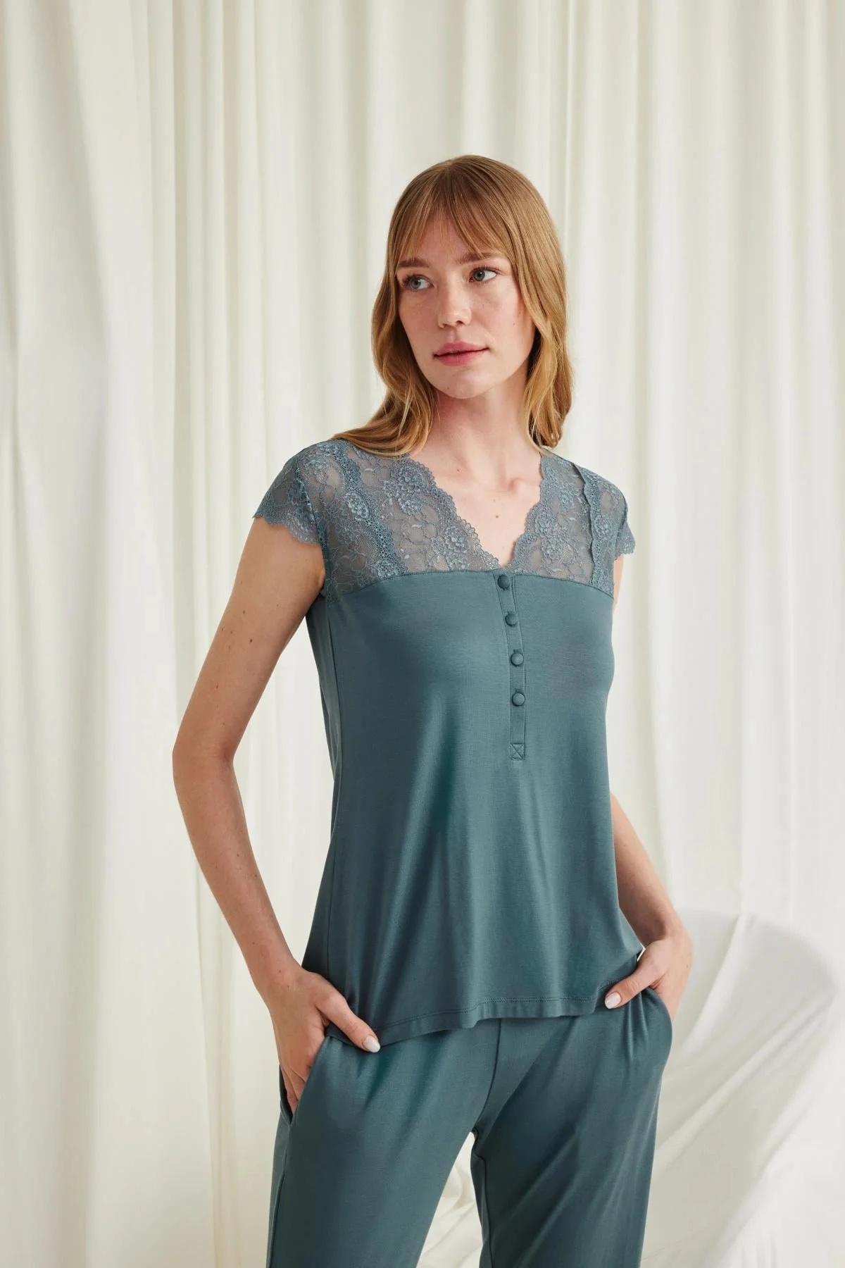 Yakası Kolu ve Omzu Dantelli Önü Düğmeli Pijama Takımı Yakası Kolu ve Omzu Dantelli Önü Düğmeli Pijama Takımı