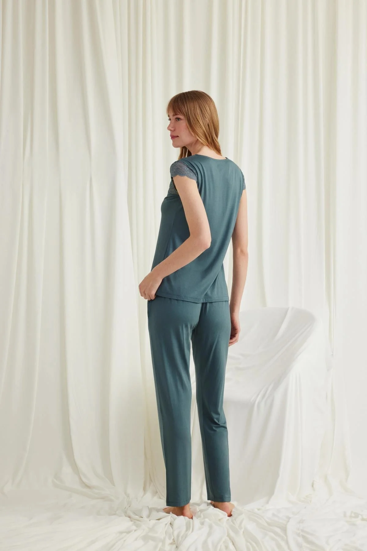 Yakası Kolu ve Omzu Dantelli Önü Düğmeli Pijama Takımı Yakası Kolu ve Omzu Dantelli Önü Düğmeli Pijama Takımı