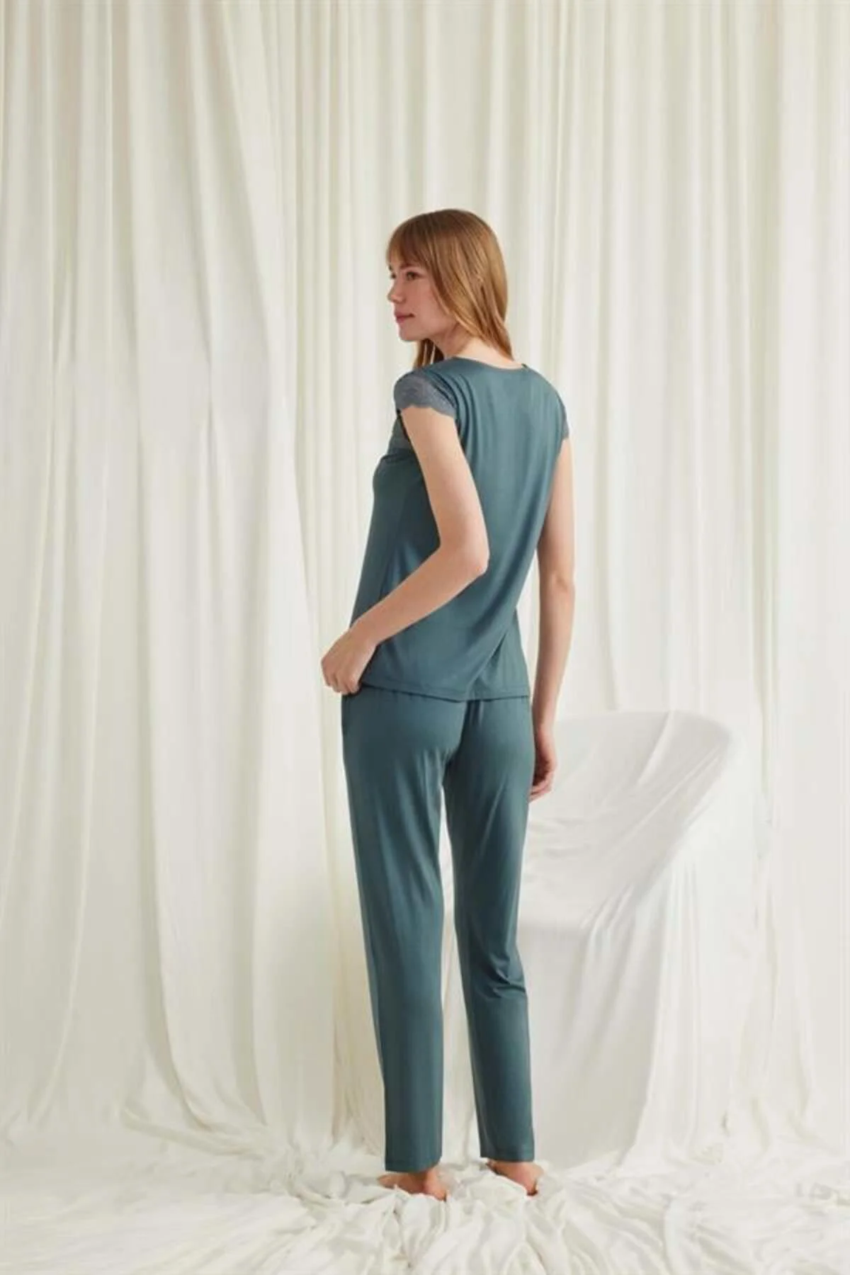 Yakası Kolu ve Omzu Dantelli Önü Düğmeli Pijama Takımı