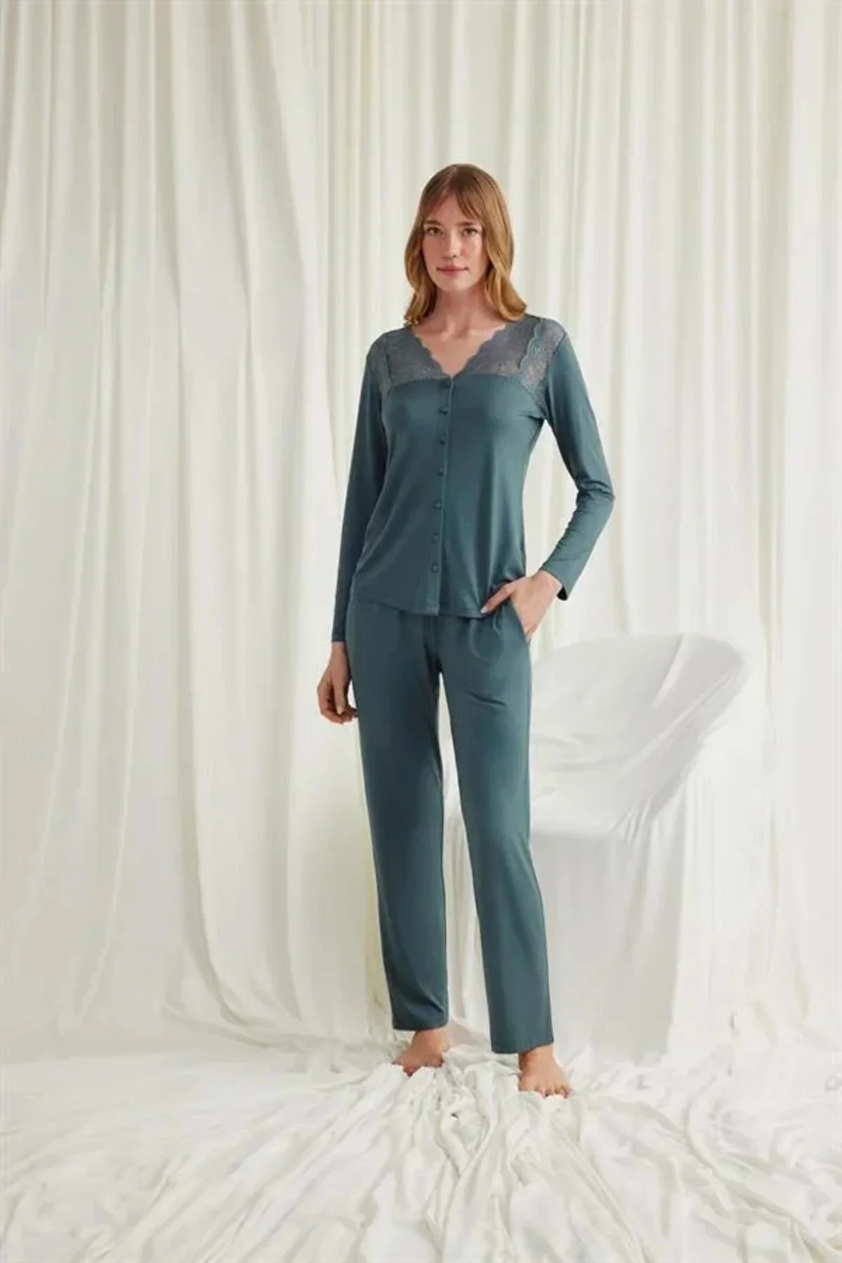 Yakası Omzu ve Paçası Dantelli Boydan Düğmeli Pijama Takımı Fiyatı, Yorumları ve Özellikleri
