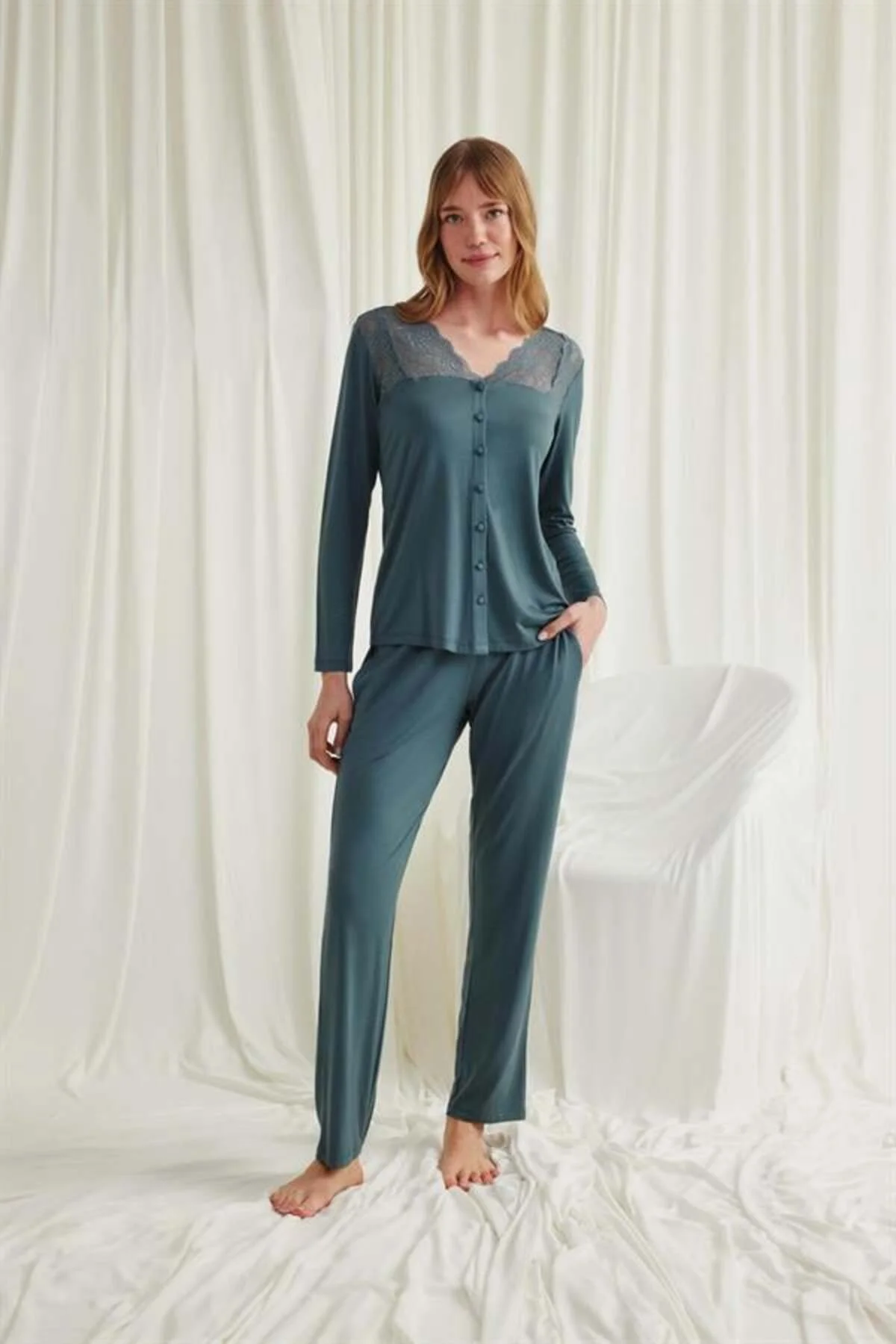 Yakası Omzu Ve Paçası Dantelli Boydan Düğmeli Pijama Takımı Yakası Omzu Ve Paçası Dantelli Boydan Düğmeli Pijama Takımı - Görsel 5