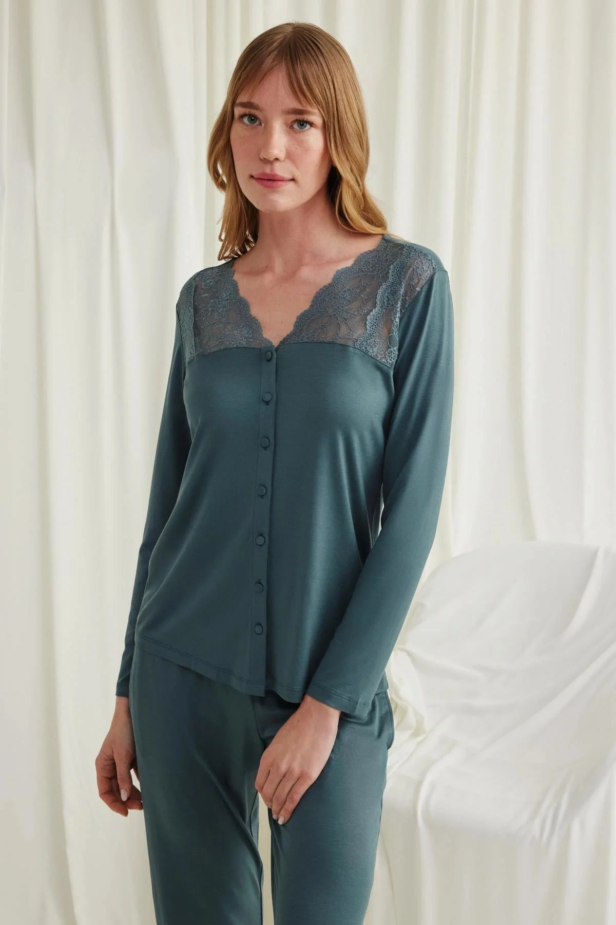 Yakası Omzu ve Paçası Dantelli Boydan Düğmeli Pijama Takımı Yakası Omzu ve Paçası Dantelli Boydan Düğmeli Pijama Takımı