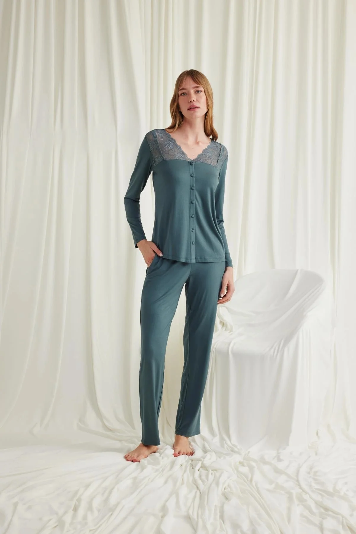 Yakası Omzu ve Paçası Dantelli Boydan Düğmeli Pijama Takımı Yakası Omzu ve Paçası Dantelli Boydan Düğmeli Pijama Takımı