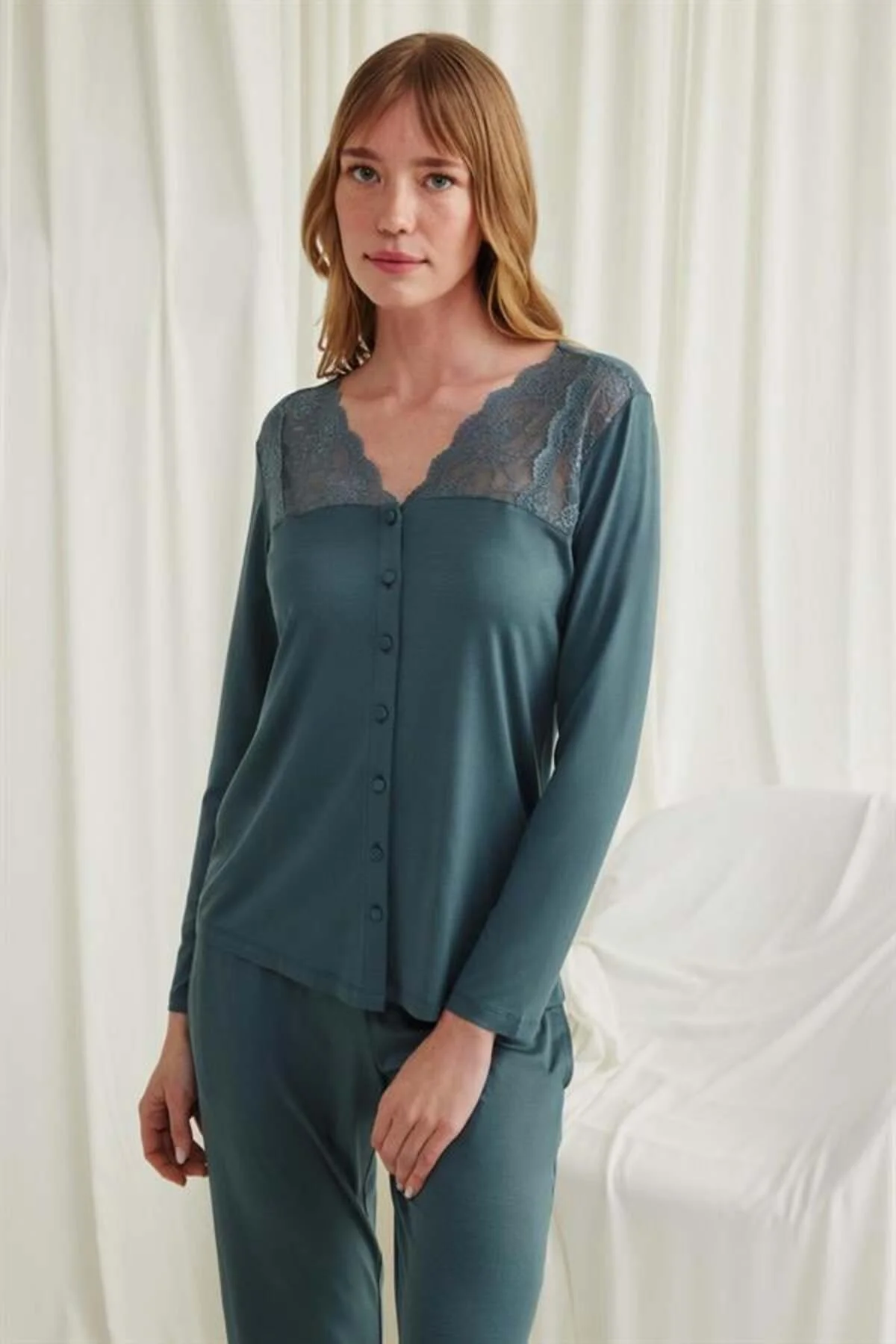 Yakası Omzu Ve Paçası Dantelli Boydan Düğmeli Pijama Takımı Yakası Omzu Ve Paçası Dantelli Boydan Düğmeli Pijama Takımı - Görsel 6