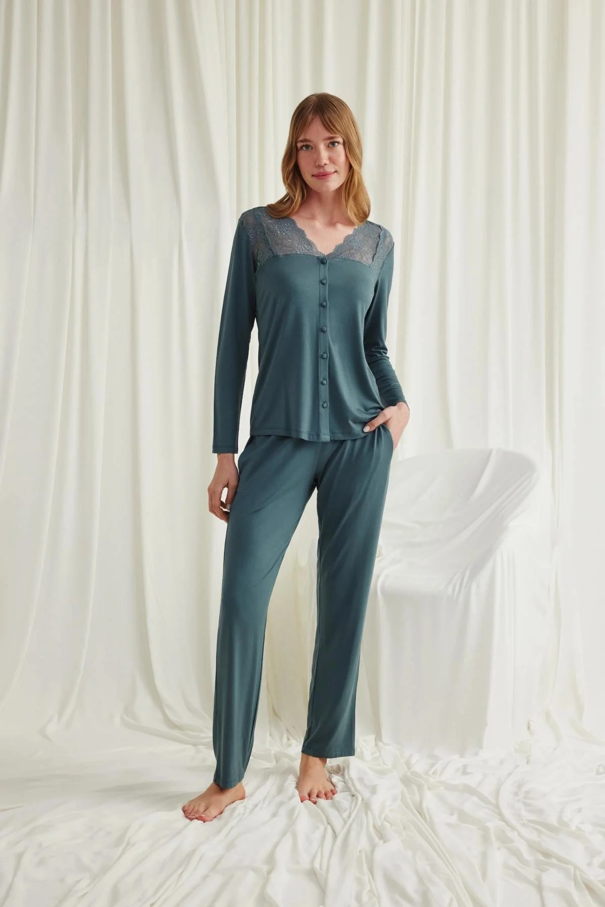 Yakası Omzu ve Paçası Dantelli Boydan Düğmeli Pijama Takımı Yakası Omzu ve Paçası Dantelli Boydan Düğmeli Pijama Takımı