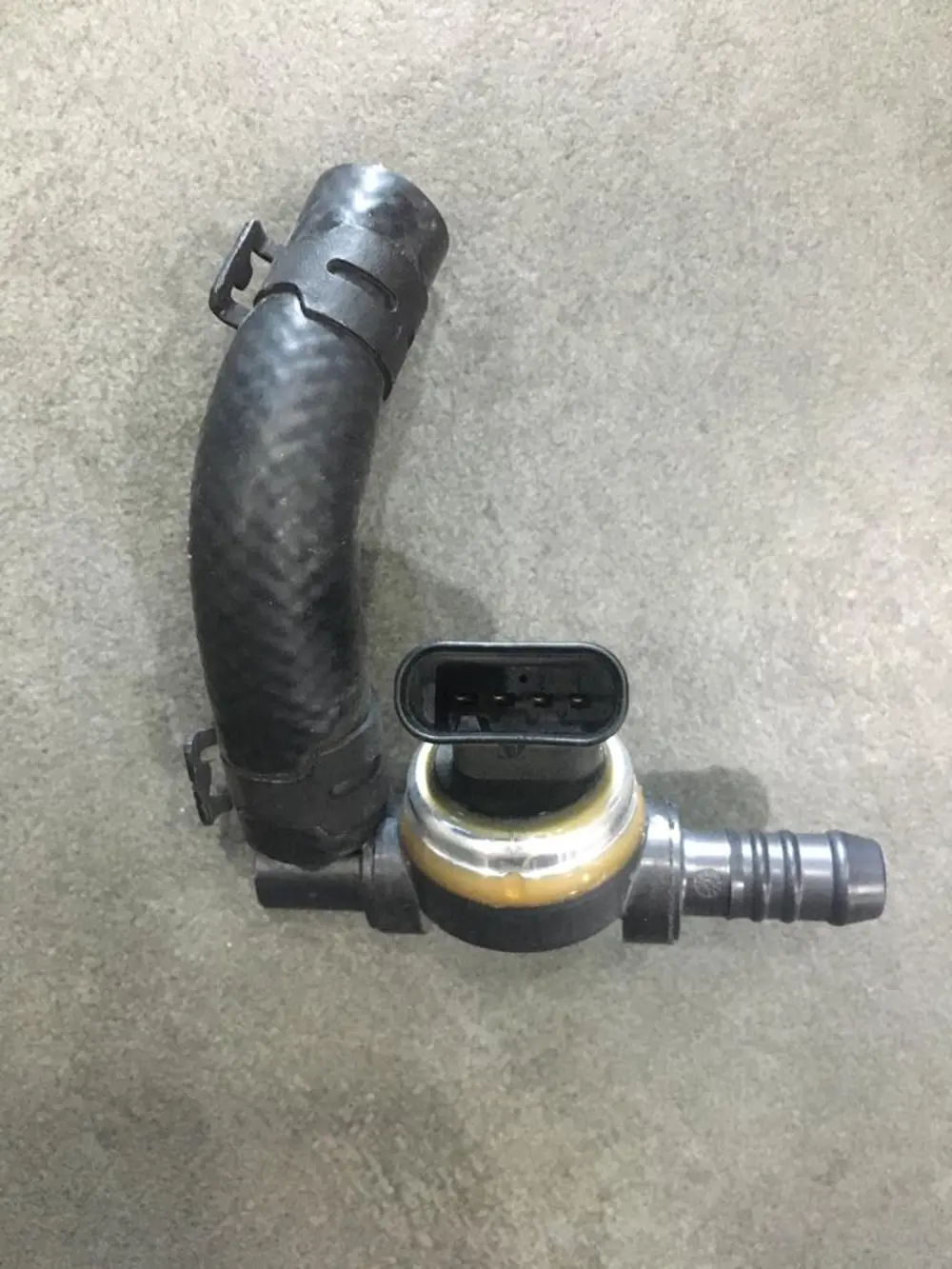 Yakıt Basınç Müşürü (VW Orjinal)(04B906054)(AUDI SKODA)(2.0TDI)