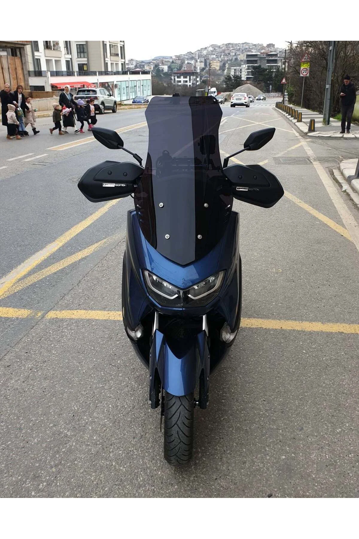 Yamaha Nmax Ön Cam 2021-2024 Model 72cm Siyah Renkli 4mm UZUN