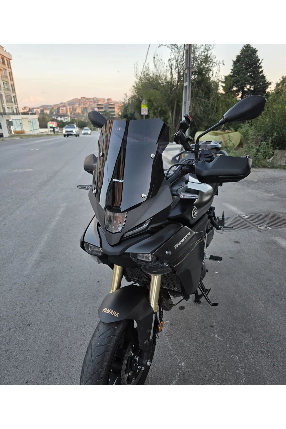 Yamaha Tracer 9 GT Ön Cam 2025-2026 Model 37cm Siyah Renkli 4mm SPORTİF