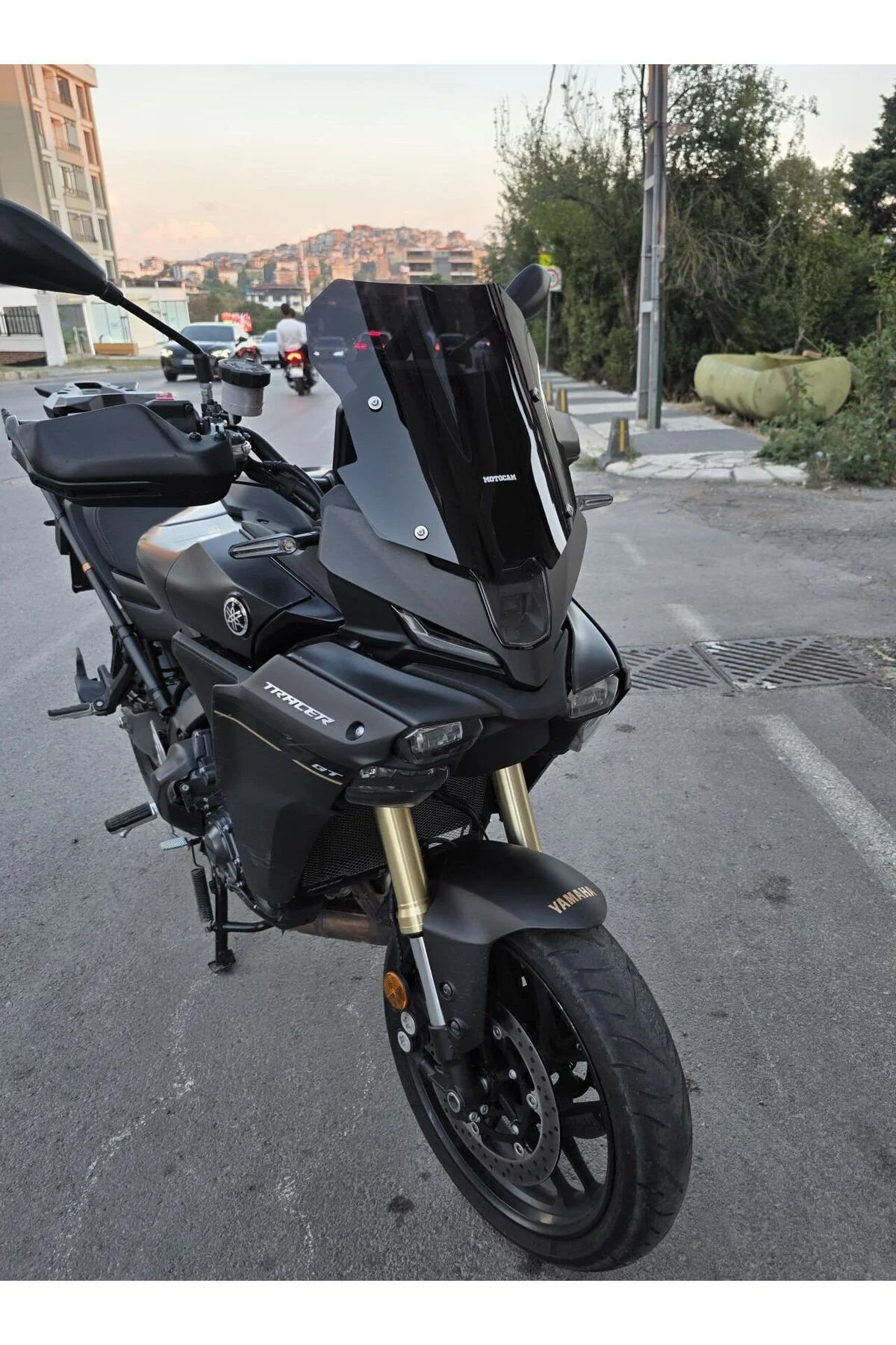 Yamaha Tracer 9 GT Ön Cam 2025-2026 Model 37cm Siyah Renkli 4mm SPORTİF