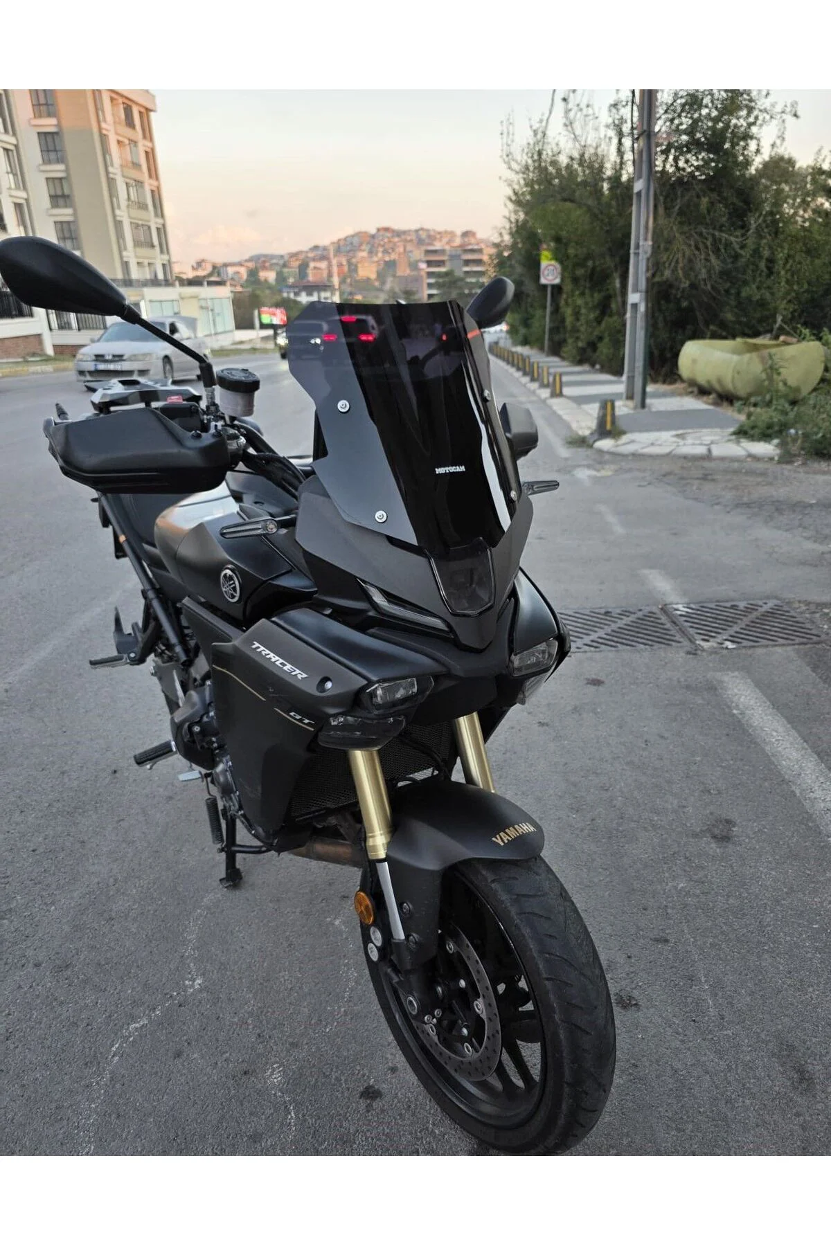 Yamaha Tracer 9 GT Ön Cam 2025-2026 Model 37cm Siyah Renkli 4mm SPORTİF