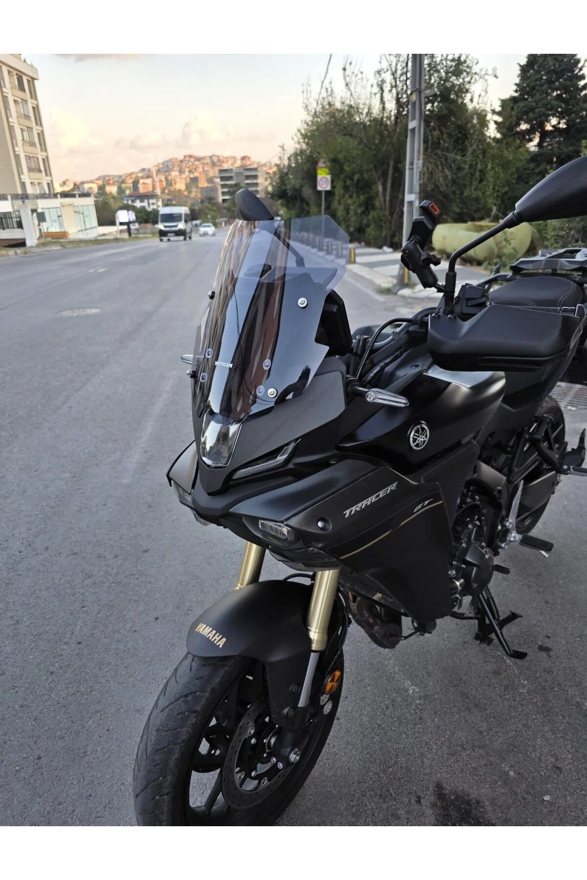 Yamaha Tracer 9 GT Ön Cam 2025-2026 Model 37cm Füme Renkli 4mm SPORTİF Yamaha Tracer 9 GT Ön Cam 2025-2026 Model 37cm Füme Renkli 4mm SPORTİF