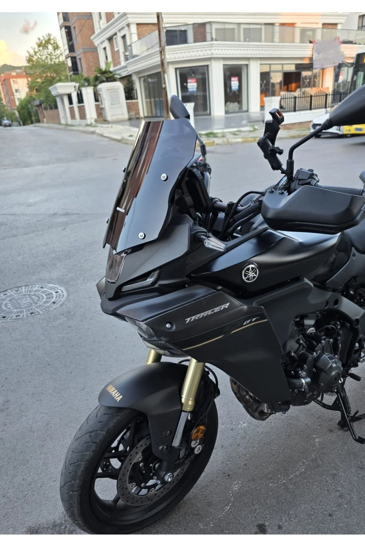 Yamaha Tracer 9 GT Ön Cam 2025-2026 Model 37cm Siyah Renkli 4mm SPORTİF