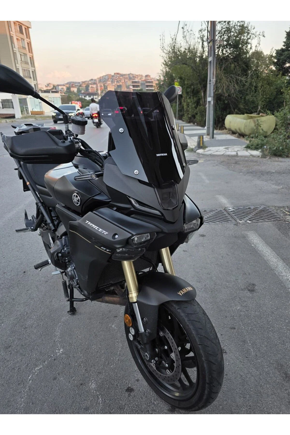 Yamaha Tracer 900 Ön Cam 2025-2026 Model 37cm Siyah Renkli 4mm SPORTİF