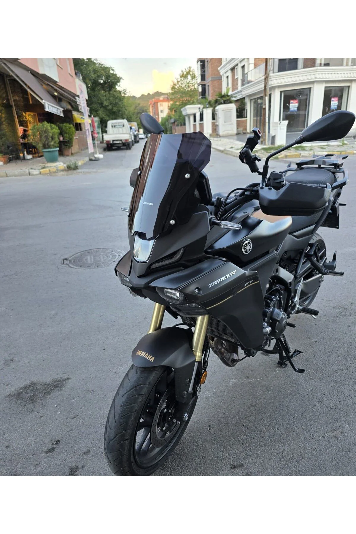 Yamaha Tracer 900 Ön Cam 2025-2026 Model 37cm Siyah Renkli 4mm SPORTİF