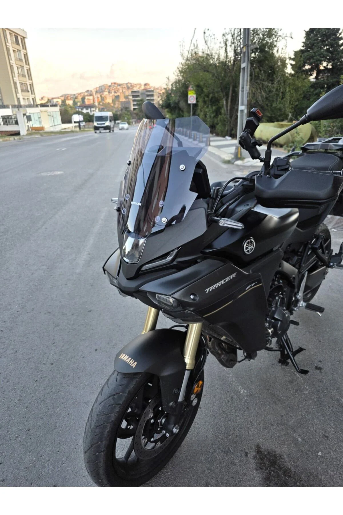 Yamaha Tracer 900 Ön Cam 2025-2026 Model 37cm Füme Renkli 4mm SPORTİF Yamaha Tracer 900 Ön Cam 2025-2026 Model 37cm Füme Renkli 4mm SPORTİF