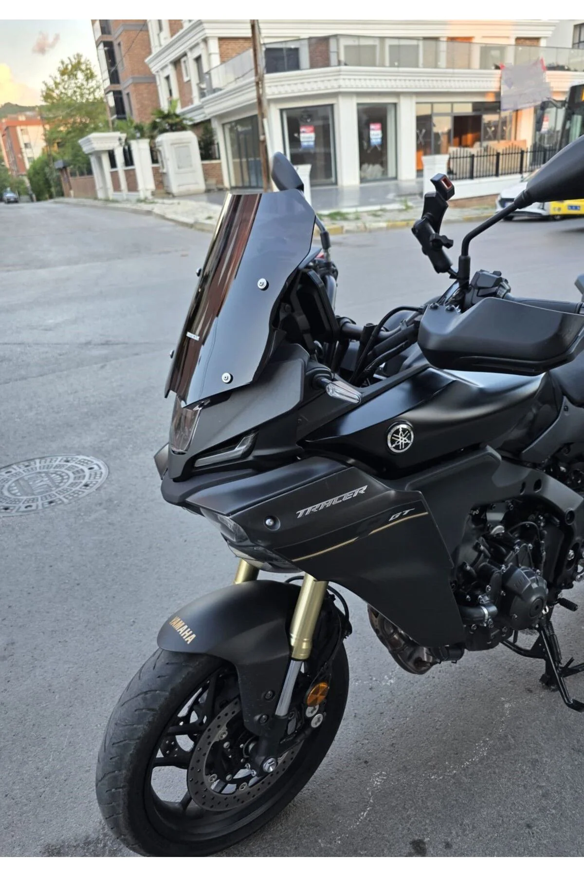 Yamaha Tracer 900 Ön Cam 2025-2026 Model 37cm Siyah Renkli 4mm SPORTİF