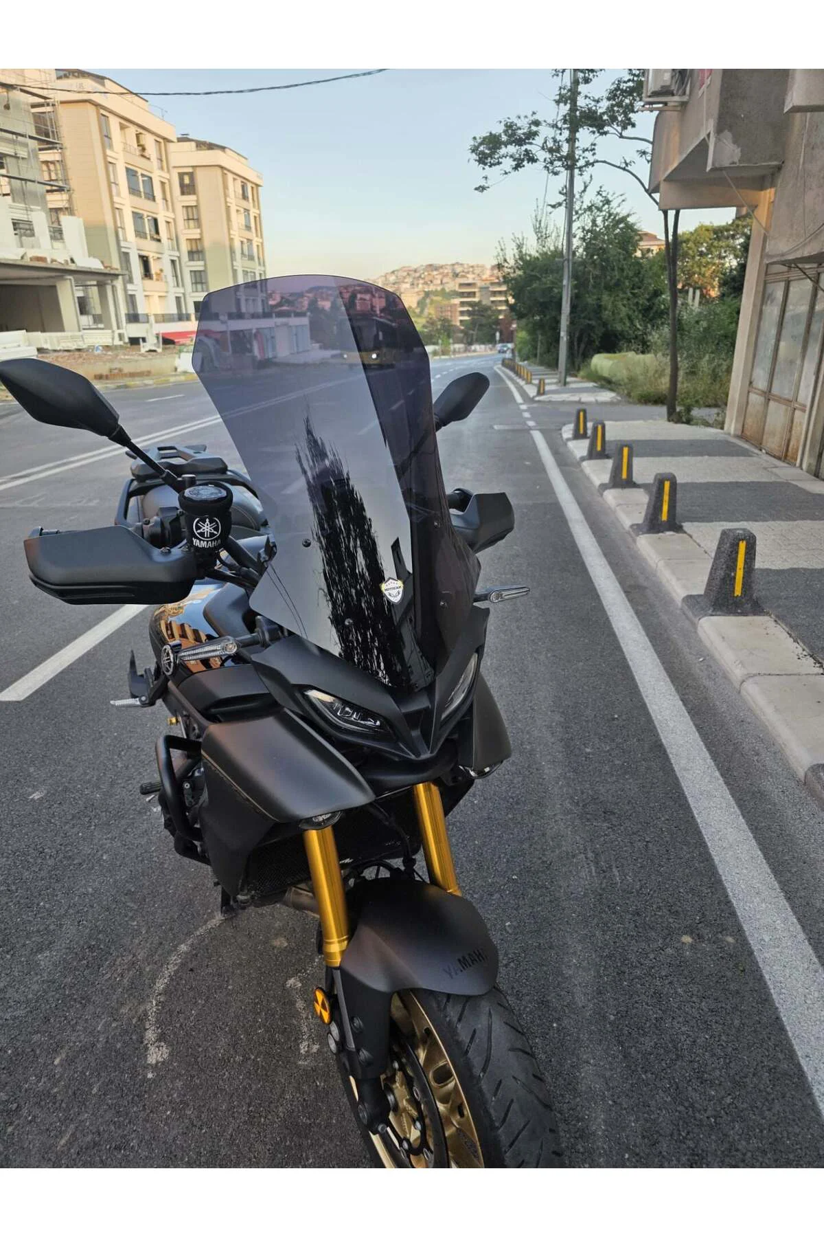 Yamaha Tracer 900 Ön Cam 2023-2026 Model 61cm Siyah Renkli 4mm